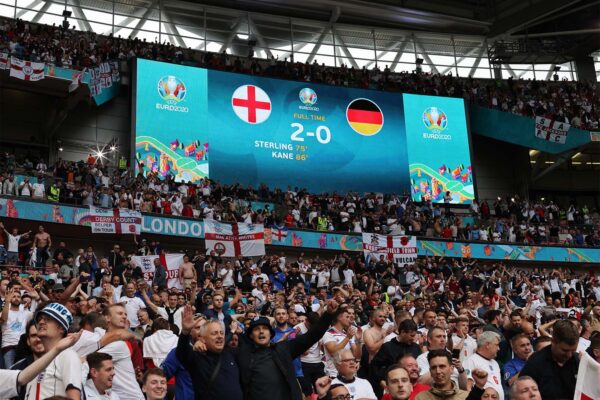 צופים במשחק שמינית גמר היורו בין אנגליה לגרמניה (צילום: Pool via REUTERS/Carl Recine)