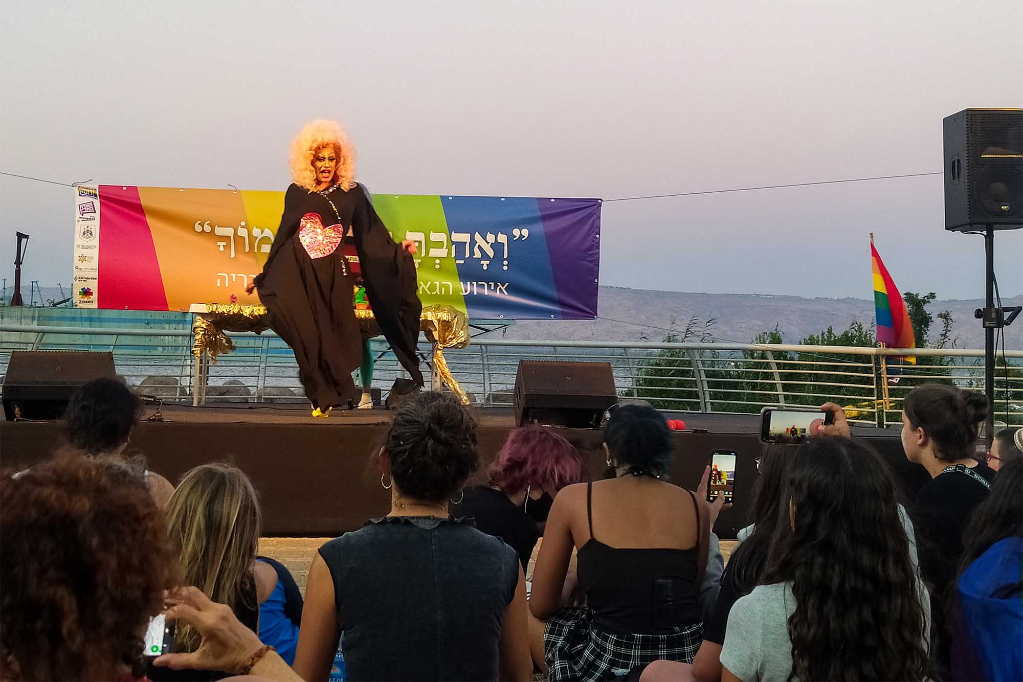 מלכת הדראג זוהרה פלטיניום מבצעת את השיר 'ללב אין מין' (צילום: יהל פרג׳)