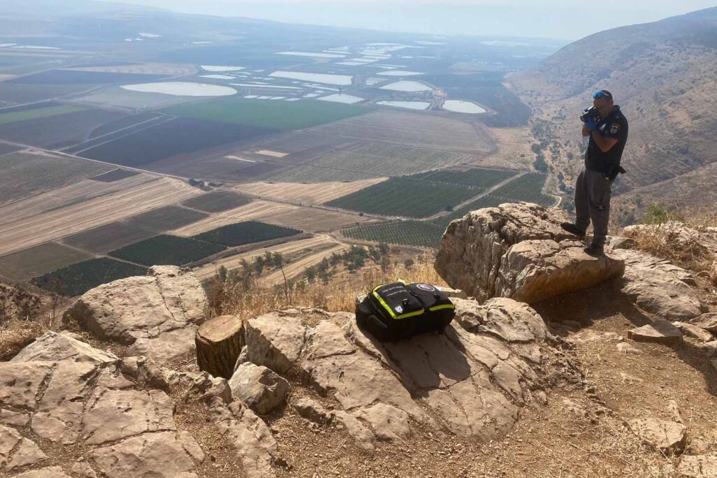 חוקר משטרה בזירת התאונה בגלבוע(צילום: דוברות משטרת ישראל)
