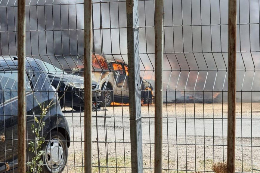 רכבים עולים באש בחניון גן השלושה (צילום: דוברות כיבוי והצלה)