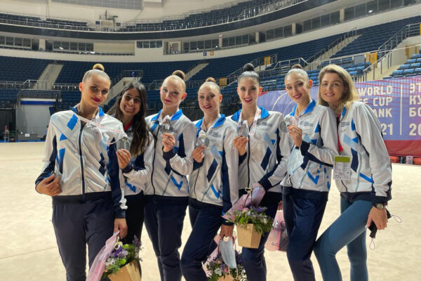 נבחרת ישראל בהתעמלות אמנותית עם מדליית הזהב בגביע העולם במינסק (צילום: איגוד ההתעמלות בישראל)