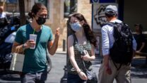 ברחוב עם מסכות (צילום: אוליבייה פיטוסי/פלאש90)