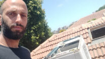 איתי בר-נוי: "הייתי אצל אדם מבוגר בדרום תל אביב, הוא רצה לתת לי מאה שקלים, אבל לא היה לי לב לקחת" (צילום: אלבום פרטי)