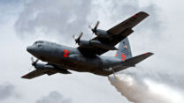 מטוס מדגם C-130 'הרקולס' של צבא ארצות הברית במהלך משימת כיבוי אש (צילום: חיל האוויר של ארה"ב, סרג'נט ספורזה מטייסת הצילום הרביעית)