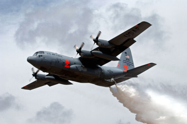 מטוס מדגם C-130 'הרקולס' של צבא ארצות הברית במהלך משימת כיבוי אש (צילום: חיל האוויר של ארה"ב, סרג'נט ספורזה מטייסת הצילום הרביעית)