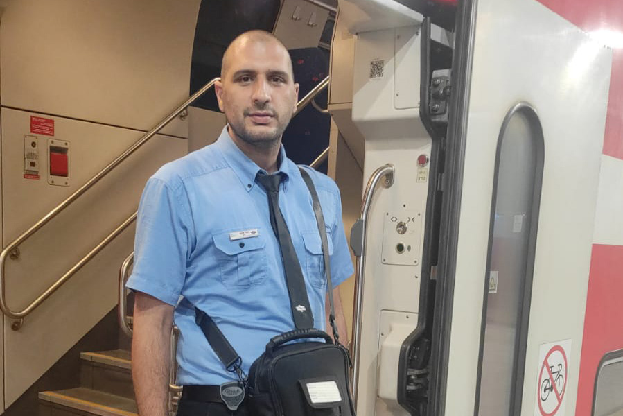 אלעד דמארי: "זה הדבר הכי טוב שקרה לי. מצאתי מקום עבודה שאני מאוד אוהב" (צילום: דוברות רכבת ישראל)