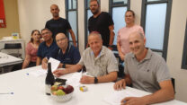 חתימה על הסכם קיבוצי בטירת צבי (צילום: דוברות ההסתדרות)