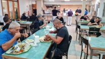 בחדר האוכל בטבעול יש אווירה שמזכירה מסעדת פועלים: שולחנות ארוכים וכסאות ברזל (צילום: הדס יום טוב)