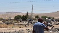 ג'ומעה טמטווה על רקע עבד'ה (צילום: טל כספין)