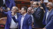 חברי הרשימה המשותפת לאחר הפלת חוק האזרחות (צילום: יונתן זינדל/פלאש90)