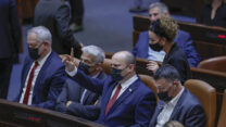 מימין: ראש הממשלה נפטלי בנט, שר החוץ יאיר לפיד ושר הביטחון בני גנץ  (צילום: יונתן זינדל/פלאש90)