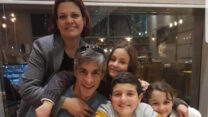 תייסר ח'טיב, ממובילי המאבק בחוק האזרחות יחד עם משפחתו (צילום פרטי)