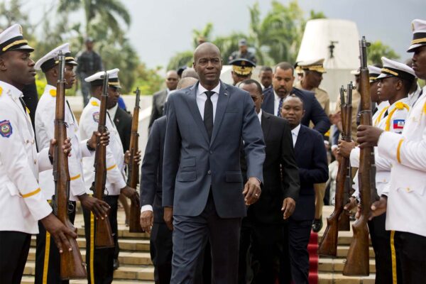 נשיא האיטי ז'ובנל מואיז, במרכז. נרצח בביתו הפרטי (צילום ארכיון: AP/Dieu Nalio Chery)