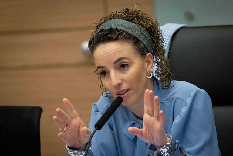 השרה להגנת הסביבה עידית סילמן. "הנחיה זו, שעל פי הפרסומים נתמכת על ידי השרה להגנת הסביבה, מעידה על ליקוי מאורות חמור" (צילום: יונתן זינדל, פלאש 90)