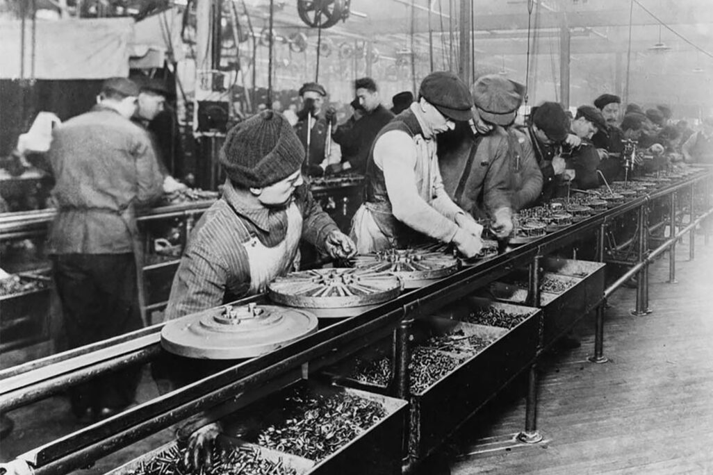 מפעל פורד, 1913. &quot;פורד, אדיסון וקרופ החליפו את האופה, מבשל השיכר והקצב בתור הכוח המניע העיקרי של ההיסטוריה&quot; (צילום: ויקיפדיה)