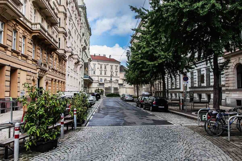 רחוב בווינה, אוסטריה. 60% מהתושבים חיים בדיור ציבורי, שעלות השכירות בו עד 25% מהשכר, לעומת ממוצע של 37% בישראל (צילום: shutterstock)