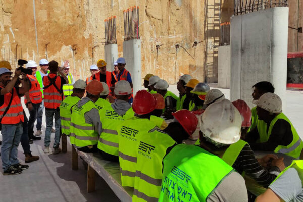 עובדים עוברים הכשרת בטיחות באתר בנייה (צילום: מטה הבטיחות)