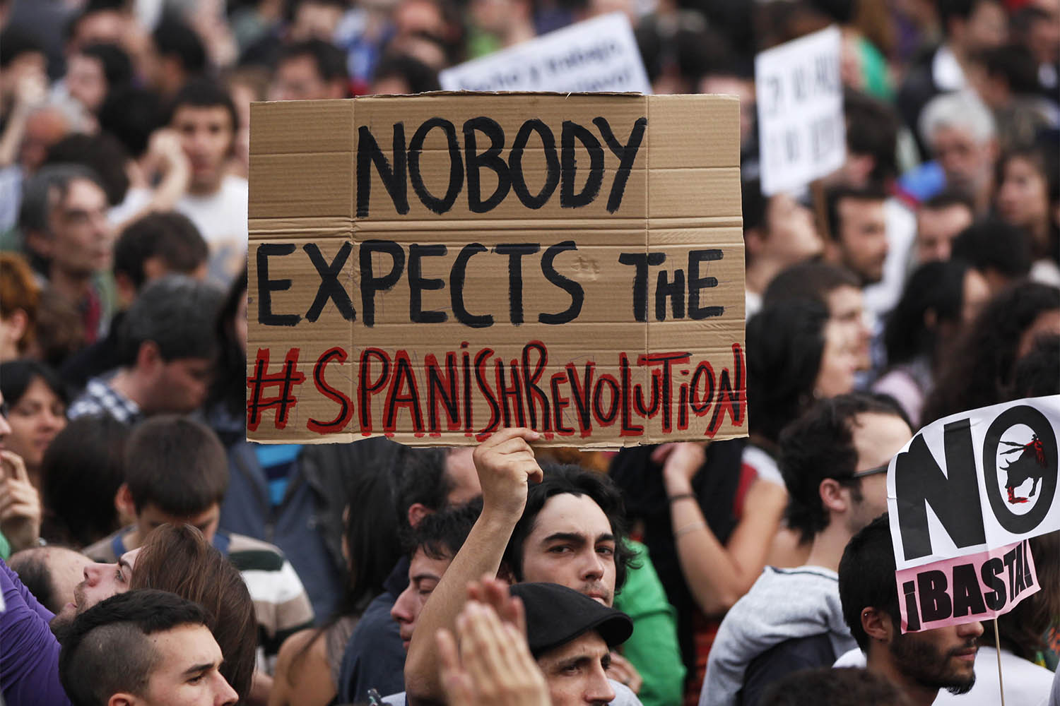 הפגנת מחאה בכיכר פוארטו דל סול במדריד, ספרד, 17 במאי 2011. REUTERS/Susana) Vera)