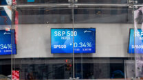 מסכים המציגים את עליית מדד מניות S&P בבורסה לניירות ערך בניו-יורק ב-21 באוגוסט 2020, במהלך מגפת הקורונה  (Photo by Alexi Rosenfeld/Getty Images)