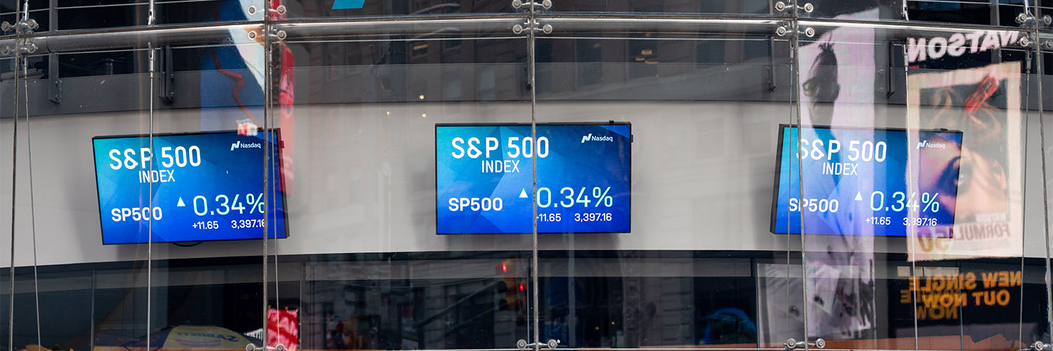 מסכים המציגים את עליית מדד מניות S&P בבורסה לניירות ערך בניו-יורק ב-21 באוגוסט 2020, במהלך מגפת הקורונה  (Photo by Alexi Rosenfeld/Getty Images)
