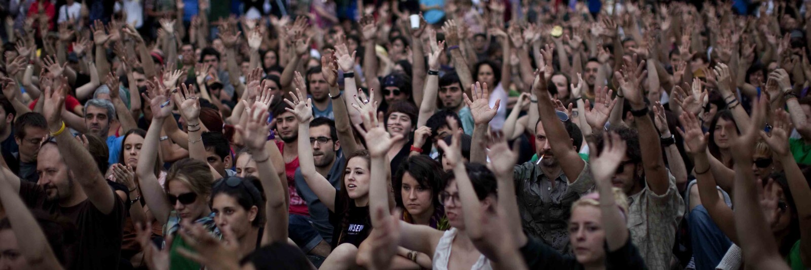 הצבעה ב'אסיפת עם' במדריד במהלך המחאה ב-2011. "הרעיון היה שמבטלים את מוסד הייצוג. כל אחד מייצג את עצמו בקבלת ההחלטות" (צילום: AP Photo/Emilio Morenatti)