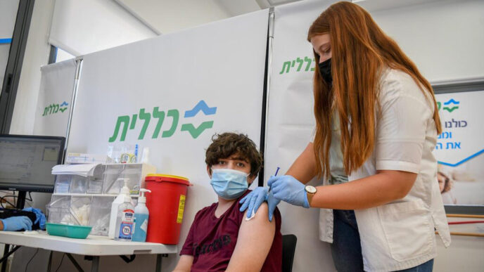 A teenager receives a coronavirus vaccine at a vaccination center in Petah Tikva (Photo: Flash 90)