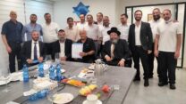חתימה על הסכם העסקה של משגיחי הכשרות במרחב חיפה (צילום: דוברות ההסתדרות)