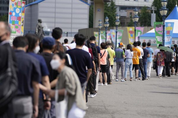 אנשים ממתינים בתור לבדיקת קורונה בסיאול, דרום קוריאה, יום רביעי, 7 ביולי 2021. (צילום: AP/Lee Jin-man)