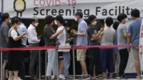 אנשים עומדים בתור לבדיקת קורונה בסיאול, דרום קוריאה, יום שישי, 9 ביולי 2021. (צילום: AP/Ahn Young-joon)