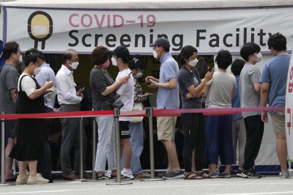 אנשים עומדים בתור לבדיקת קורונה בסיאול, דרום קוריאה, יום שישי, 9 ביולי 2021. (צילום: AP/Ahn Young-joon)