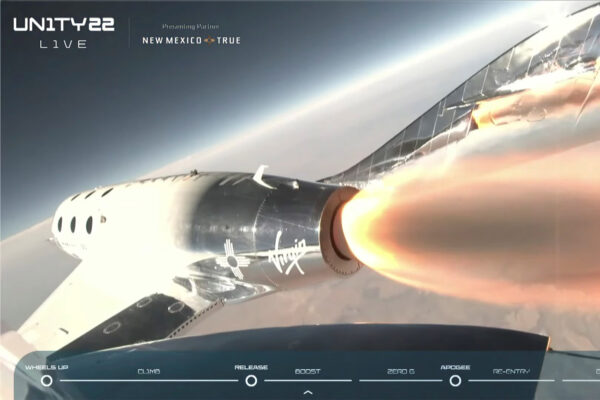 החללית של ריצ'ארד ברנסון בטיסה הפרטית הראשונה לחלל. (צילום: Virgin Galactic/Handout via REUTERS)