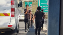 ילדים מקבצי נדבות בצומת (צילום: ניצה כהן מור)