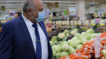 אביגדור ליברמן, שר האוצר, בביקור בסופר בירושלים (ללא קרדיט)