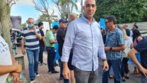 יחיאל שמן יו"ר ועד עובדי אלפי בהפגנת עובדי אלפא  מול הבית של דוד פורר (צילום: הדס יום טוב)