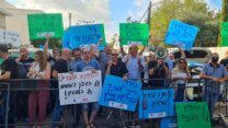 הפגנת עובדי אלפא מול הבית של דוד פורר. איש ציבור? (צילום: הדס יום טוב)