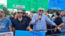 יחיאל שמן יו"ר ועד עובדי אלפי בהפגנת עובדי אלפא  מול הבית של דוד פורר (צילום: הדס יום טוב)