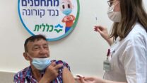 חיסון לקורונה באשדוד (צילום: דוברות כללית)