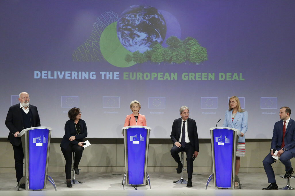 נשיאת נציבות האיחוד האירופי, ארסולה פון דר ליין (מרכז), נואמת בנושא החלטת האיחוד לצמצם את פליטות גזי החממה ב-55% בעשור הקרוב, 14 ביולי 2021. &quot;מה מכול זה הוא מאמץ אמיתי ומה רק תרגיל ביחסי ציבור?&quot; (AP Photo/Valeria Mongelli)