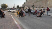 פעילי מחאת הנכים מפונים לאחר שחסמו את הכניסה ליישוב מגוריו של ליברמן (צילום: לביא נאור, דובר קבוצות מחאת הנכים)
