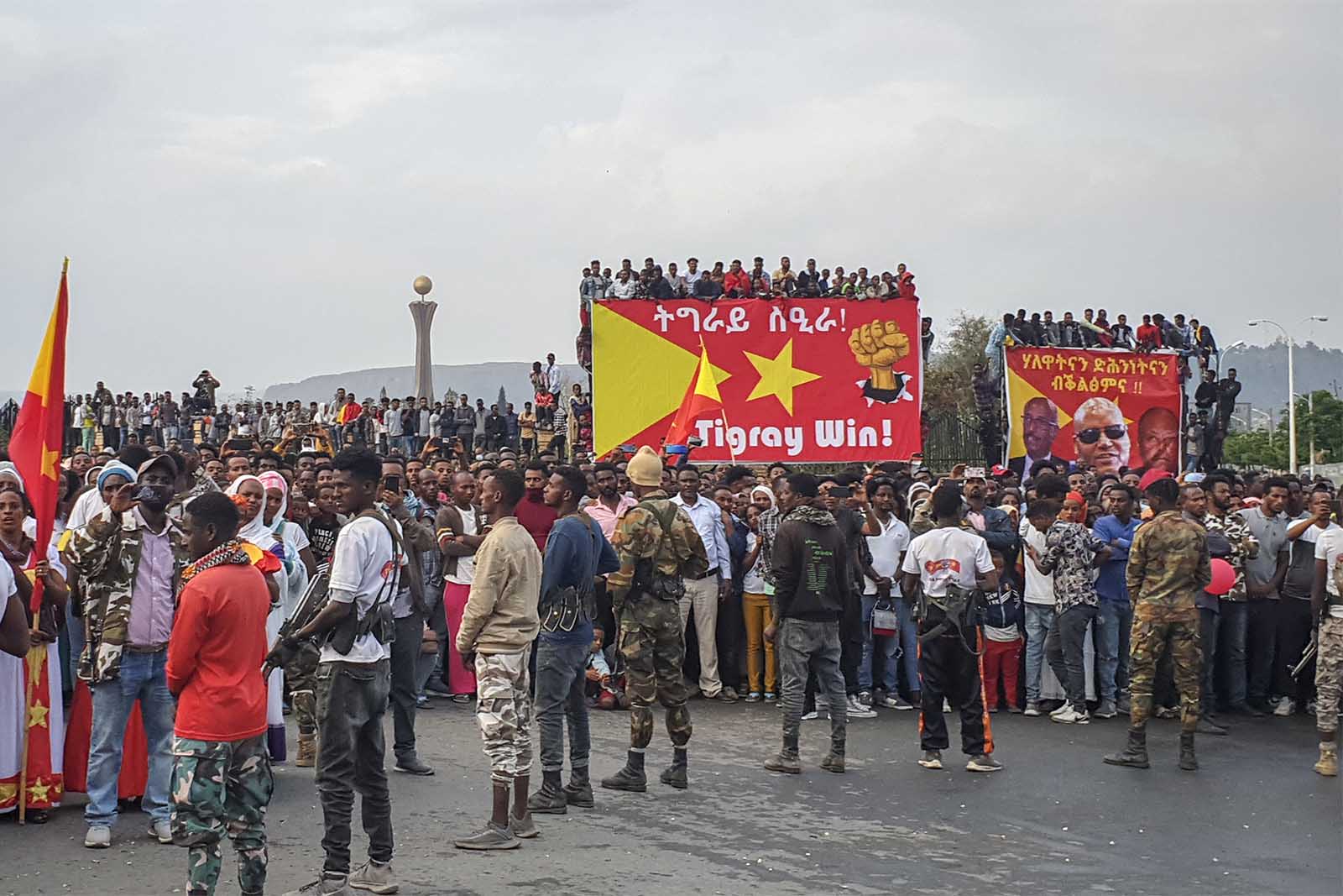תושבי מקלה מתכנסים כדי לשמוע את נאומו של נשיא תיגראי, דברציון גברמיכאל (צילום: AP Photo)