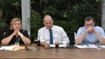 ראש הממשלה נפתלי בנט ושרת הכלכלה אורנה ברביבאי במפגש עם בעלי אולמות אירועים (צילום: חיים צח / לע"מ)