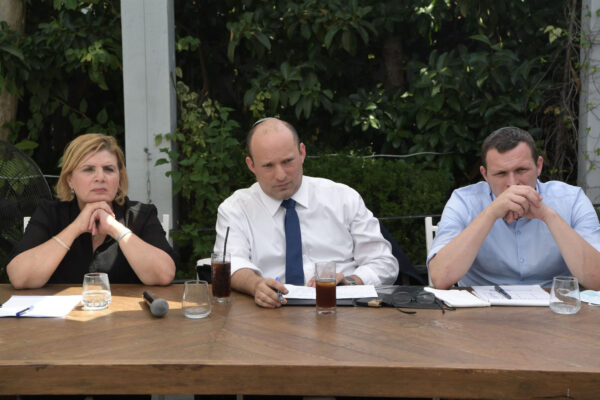 ראש הממשלה נפתלי בנט ושרת הכלכלה אורנה ברביבאי במפגש עם בעלי אולמות אירועים (צילום: חיים צח / לע"מ)