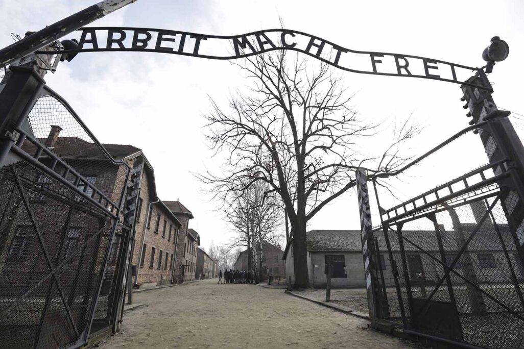 שער מחנה ההשמדה אושוויץ עם השלט &quot;העבודה משחררת&quot;. &quot;מתיימר לייצג את כל אסירי המחנות&quot; (צילום: AP Photo/Michael Sohn,file)
