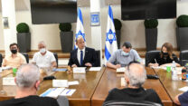 ראש הממשלה נפתלי בנט בדיון על נגיף הקורונה  בקריה בתל-אביב (צילום: עמוס בן גרשום /לע"מ)