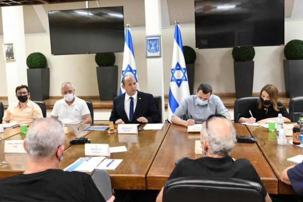 ראש הממשלה נפתלי בנט בדיון על נגיף הקורונה  בקריה בתל-אביב (צילום: עמוס בן גרשום /לע"מ)