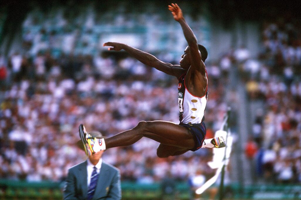 קופץ הרוחק האמריקאי, קרל לואיס, מדהים את העולם באולימפיאדת אטלנטה 1996 (צילום:  imago sportfotodienst via Reuters Connect)