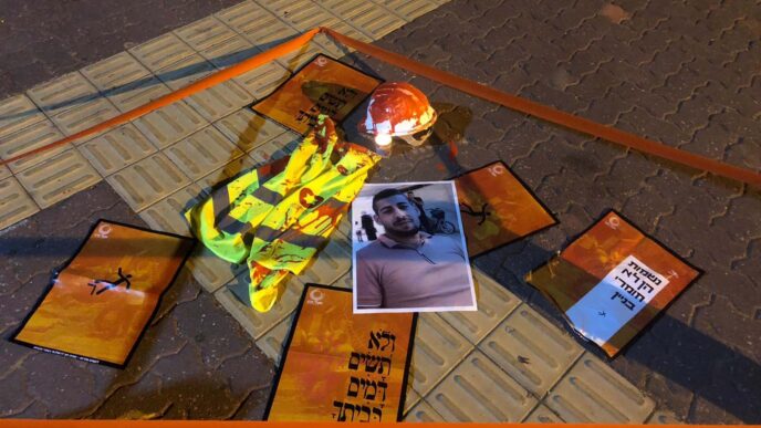 מיצג מחאה של תנועת 'מעגלי צדק' נגד ההפקרות בענף הבניין. (צילום: תנועת מעגלי צדק)