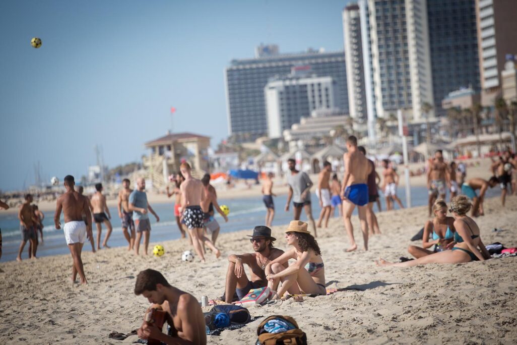 חוף הים בתל אביב (צילום: מרים אלסטר, פלאש 90)
