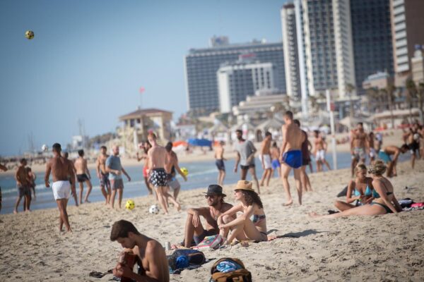 חוף הים בתל אביב (צילום: מרים אלסטר, פלאש 90)