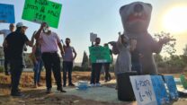הפגנה של עובדי אלפא מול הבית של מנכ"ל חברות אלפא רן גוראון ברעננה (צילום: גיא  כהן)